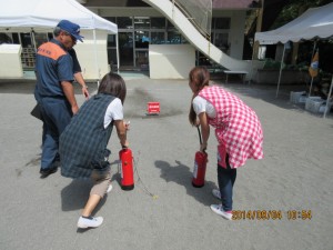 消防署の方のご指導により、教師は消火器使用の訓練をしました。