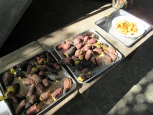 こんなにもたくさんの焼き芋。そして園庭の柿の実も一緒にいただきました！