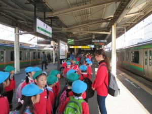 さあ、これから横須賀線に乗って、鎌倉駅に行きます。