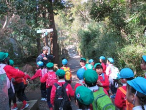 鎌倉駅から源氏山に登る途中、急坂と普通坂の二手に分かれ、子供たちはそれぞれどちらかを選択します。