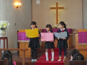 東日本大震災被害者のためにも礼拝を守った後、年長組から年中組へのお仕事の引き継ぎをしました。
