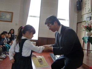 園長先生より記念の色紙をいただき熱い握手をしました。