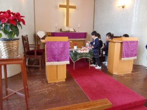 クリスマス礼拝の前にみんなでクリスマス献金を祭壇に捧げます。